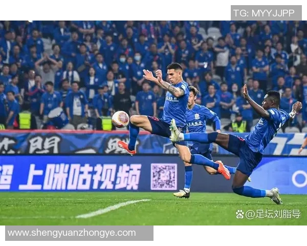 大连人迎战上海申花争夺中超积分榜关键战役的胜利荣耀